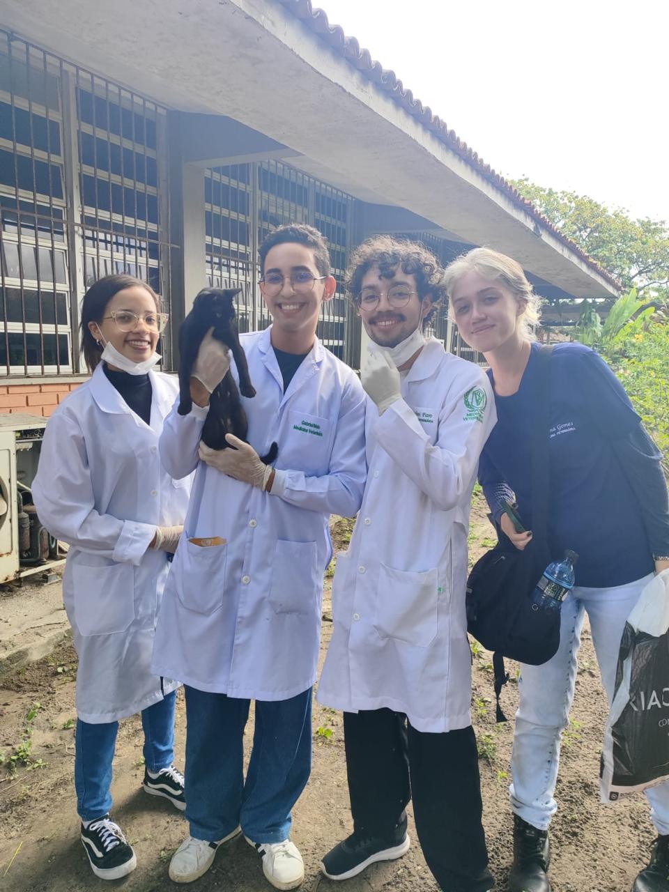 Alunos de Medicina Veterinária e membro da COASET (Foto: Alanna Andrade HVU UFS)